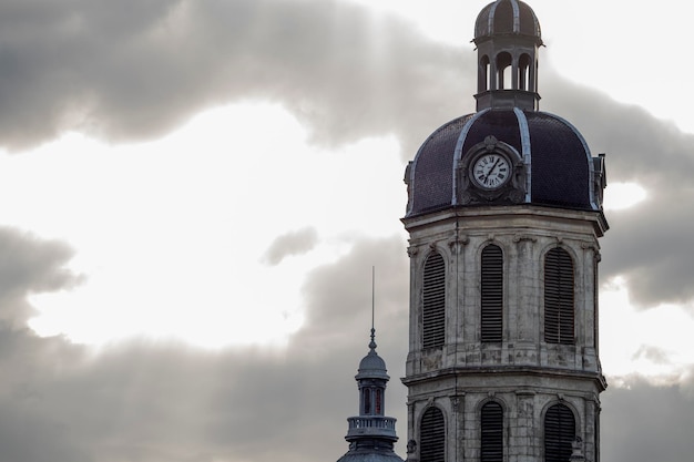Foto glockenturm einer kirche mit wolken im hintergrund