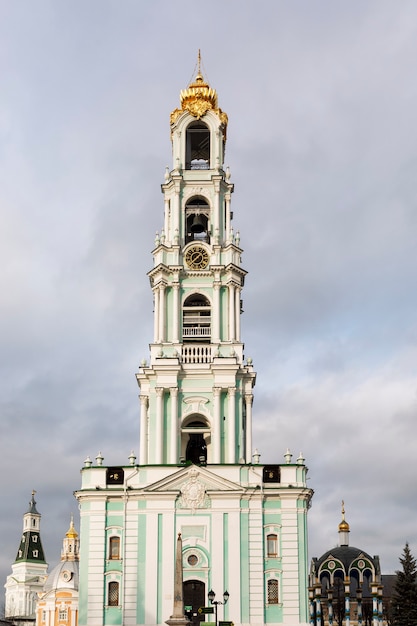 Glockenturm in der Trinity Lavra von St. Sergius gegen einen schönen dramatischen Himmel. Vertikal.