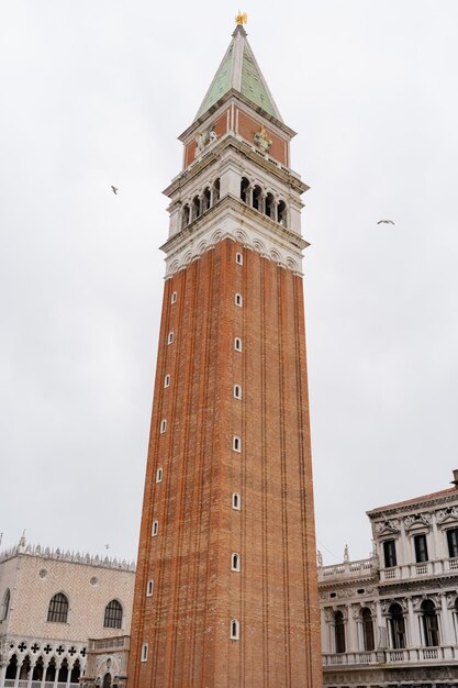 Foto glockenturm in venedig an einem bewölkten tag