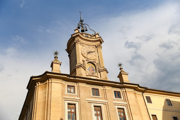 Glockenturm über einem Gebäude in Rom Italien