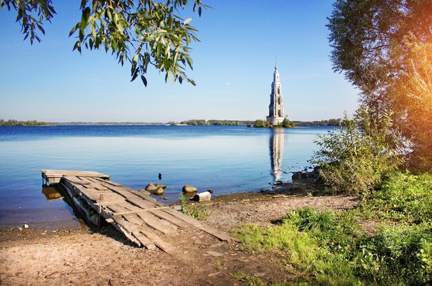 Glockenturm und alte Brücken in Kalyazin