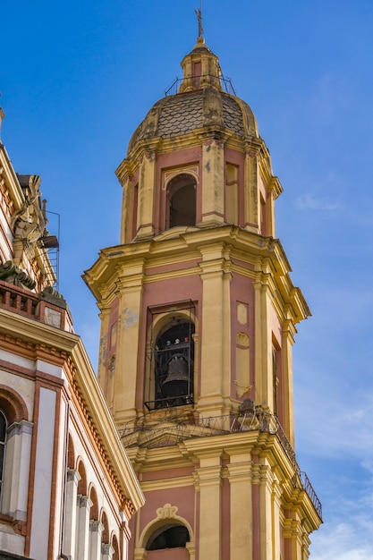 Glockenturm und Kuppel der Basilika San Gervasio e Protasio in Rapallo, Italien