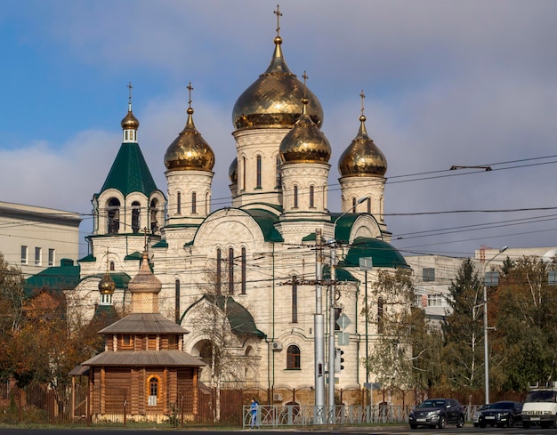 Glockenturm und Tempel der goldenen Kuppeln Die Kirche St. Sergius von Radonezh in Stavropol Russland