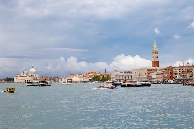 Glockenturm von st. Markusdom und Kathedrale Santa Maria della Salute in Italien