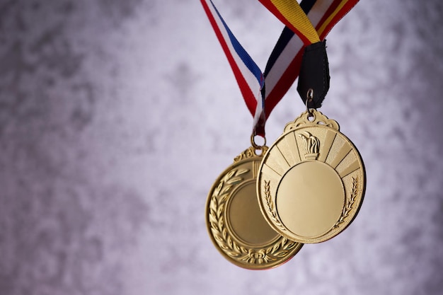 Glod-Medaille vor grauem Hintergrund