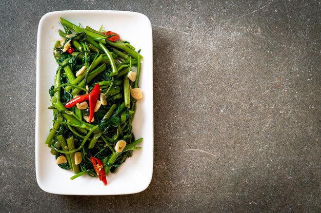 Glória da manhã chinesa frita ou espinafre aquático