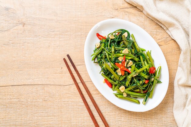 Glória da manhã chinesa frita ou espinafre aquático