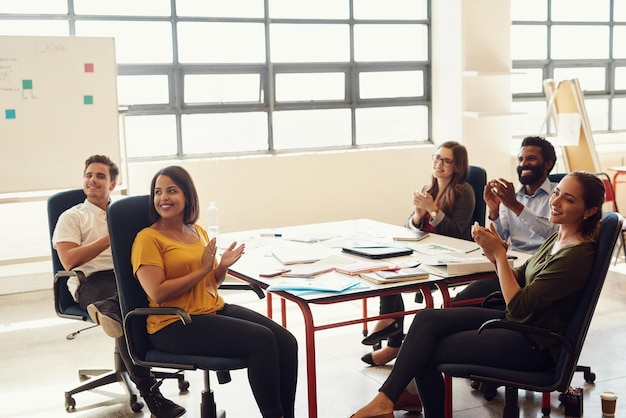 Glorificar el éxito Fotografía de empleados creativos reunidos en una oficina moderna