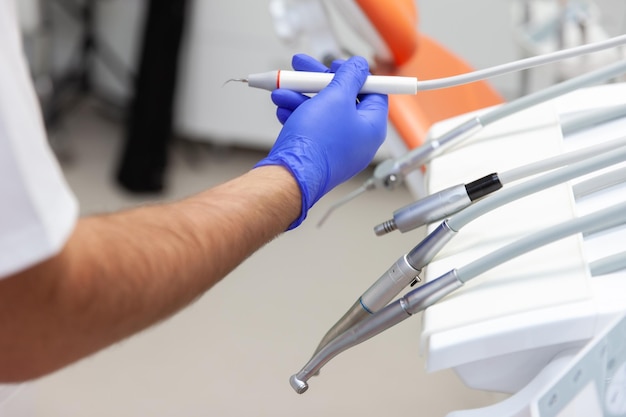 Foto gloved hand takes a dental drill dentist workflow