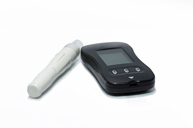 Glucometer para medir o açúcar no sangue em um fundo branco