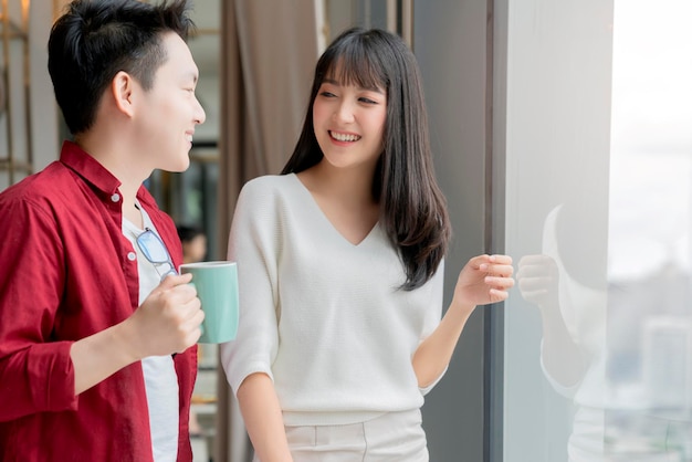 Glück asiatisches paar lachen lächeln zusammen mit in der küche speisekammer humor emotional lässig entspannen mit rauminnenraum hintergrund