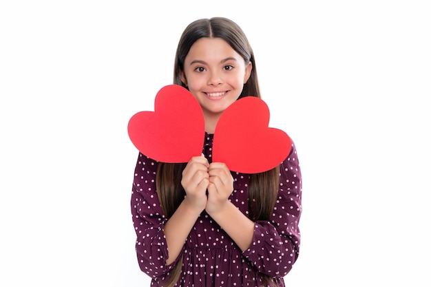 Glück, Kinder und Liebeskonzept Romantisches, reizendes Teenager-Mädchen mit rotem Herzen, Weltherztag, glücklicher Valentinstag Porträt eines glücklich lächelnden Teenager-Mädchens