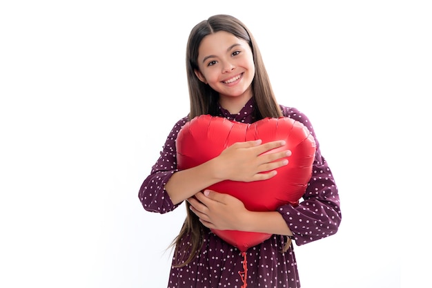 Glück, Kinder und Liebeskonzept Romantisches, reizendes Teenager-Mädchen mit rotem Herzen, Weltherztag, glücklicher Valentinstag Porträt eines glücklich lächelnden Teenager-Mädchens