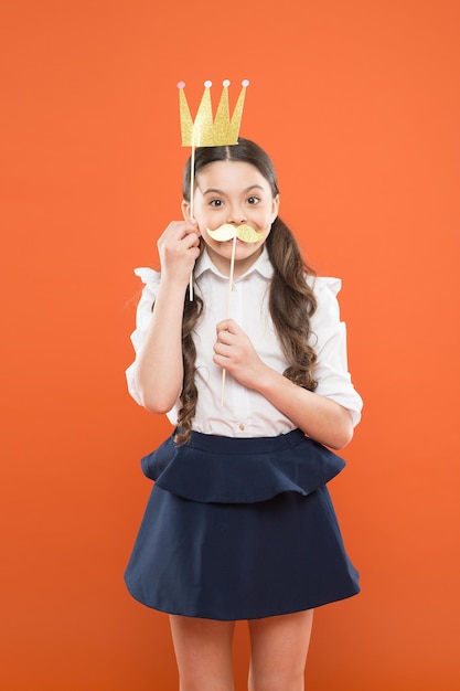 Glück und Freude Konzept. Mädchen, das Spaß hat. Internationaler Kindertag. Überlegene Prinzessin. Requisiten für Fotokabinen. Verspielte Prinzessin. Goldene Krone der Schulmädchenprinzessin. Königin der Klasse. Narzisstischer Komplex.