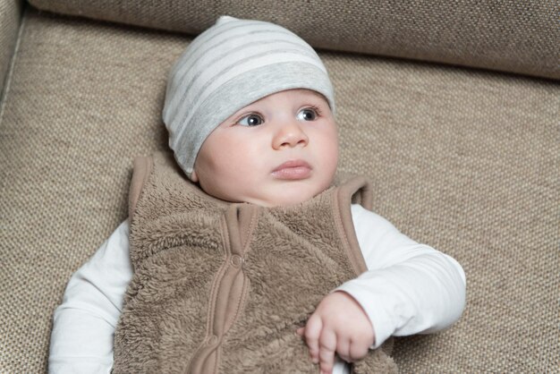 Glücklich aussehendes Baby posiert für die Kamera