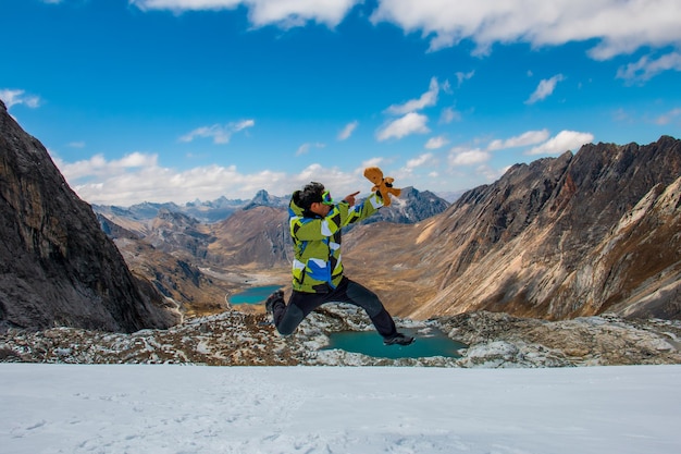 Glücklich im Schnee springen Nevado Raura in Oyon Peru