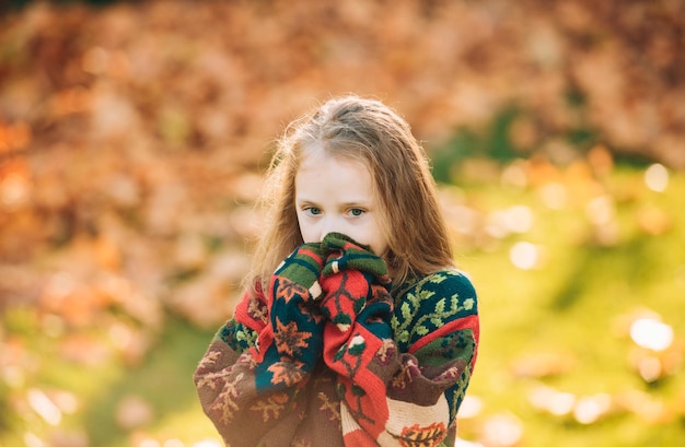 Glücklich kleines Mädchen im schönen Herbstpark an einem warmen sonnigen Herbsttag süßes kleines Mädchen im Herbstpark