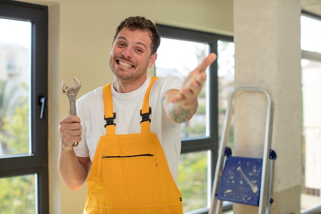 Foto glücklich lächeln und ein konzept anbieten oder zeigen