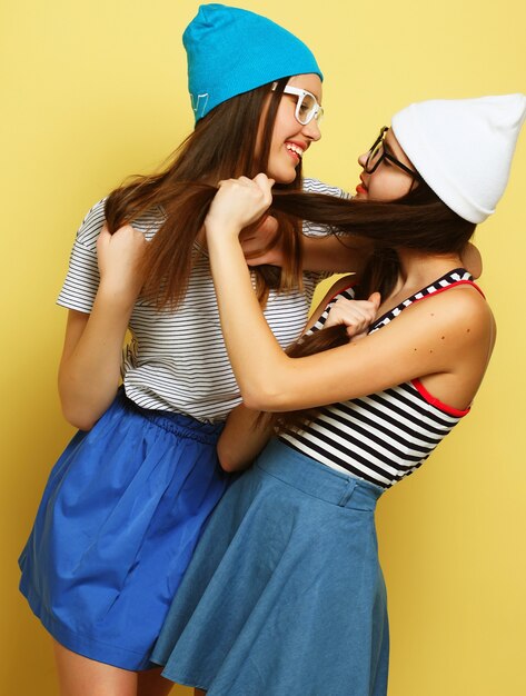 glücklich lächelnde hübsche Teenager-Mädchen oder Freunde, die sich umarmen