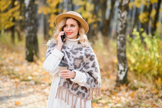 Glücklich lächelnde junge Frau im Park am Herbsttag