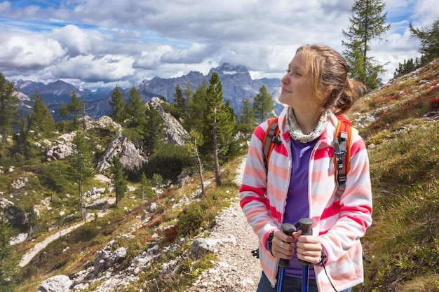 Glücklich lächelnde Mädchen Wanderer in den Bergen Dolomiten, Italien. Cinque Torri