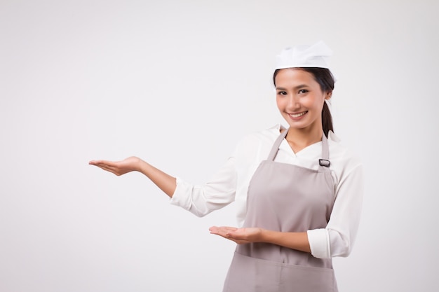 Glücklich lächelnde selbstbewusste asiatische Frau, die auf Hausangestellte zeigt