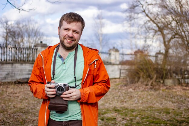 Glücklich lächelnder Fotograf im Freien während des Urlaubs und Sightseeing