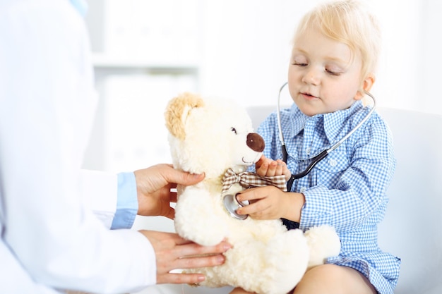 Glücklich lächelnder Kinderpatient bei der üblichen ärztlichen Untersuchung. Arzt und Patient in der Klinik. Medizin, Gesundheitskonzepte.