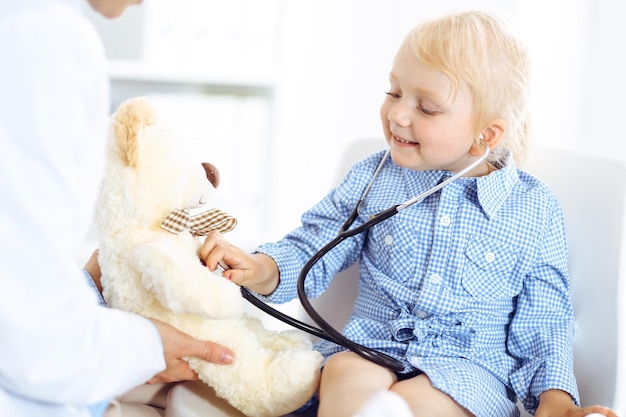 Glücklich lächelnder Kinderpatient bei der üblichen ärztlichen Untersuchung. Arzt und Patient in der Klinik. Medizin, Gesundheitskonzepte.