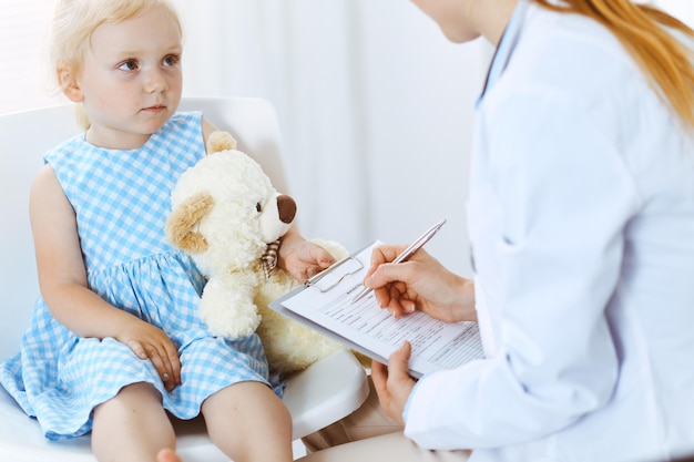 Glücklich lächelnder Kinderpatient bei der üblichen ärztlichen Untersuchung. Arzt und Patient in der Klinik. Medizin, Gesundheitskonzepte.