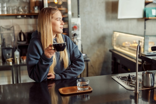 Glücklich lächelnder professioneller Barista im Café?