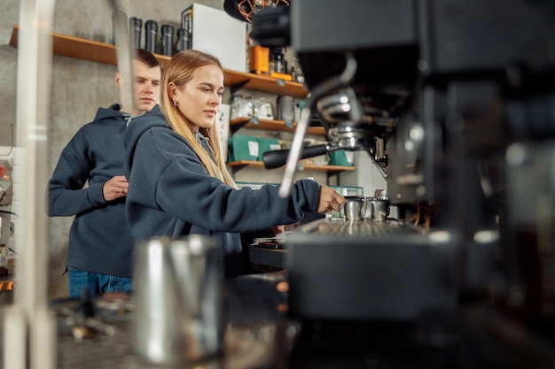 Glücklich lächelnder professioneller Barista im Café?