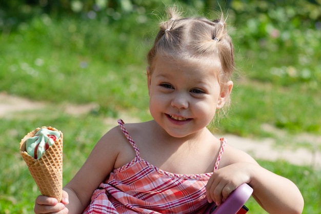 Glücklich lächelndes kleines Mädchen im Sommerpark