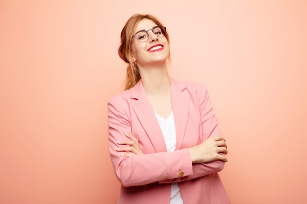 glücklich mit verschränkten Armen lachen, mit einer entspannten, positiven und zufriedenen Pose