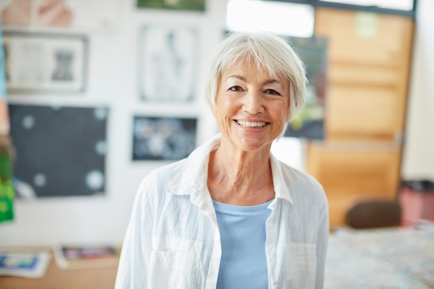 Glücklich sein kostet nichts Porträt einer Seniorin zu Hause