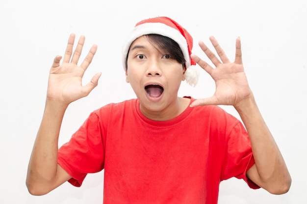 glücklich, überglücklich, estactic, attraktiver asiatischer Mann in roter Weihnachtsthema-Kleidung, isoliert über Weiß.