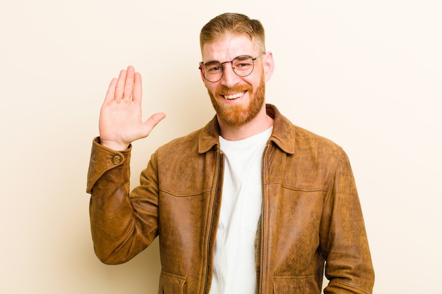 Foto glücklich und fröhlich lächeln, mit der hand winken, dich begrüßen und begrüßen oder sich verabschieden