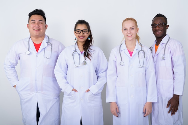 glücklich vielfältige Gruppe von multiethnischen Ärzten lächelnd