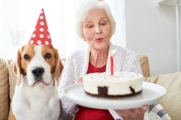 Glückliche ältere Frau, die Geburtstag feiert