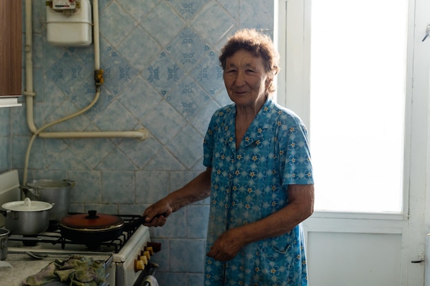 Glückliche ältere Frau, die zu Hause kocht