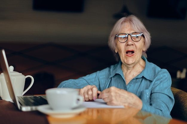 Glückliche ältere Frau in einem Café eine Tasse Getränk Laptop Lebensstil unverändert