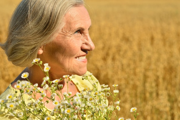 Foto glückliche ältere frau mit blumen