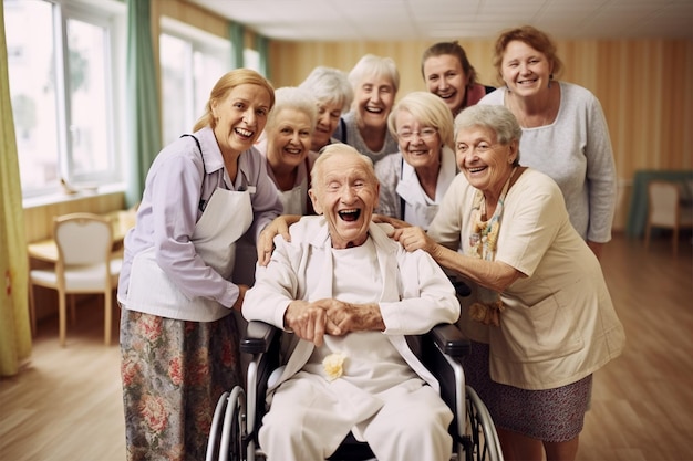 Glückliche ältere Menschen in einem Pflegeheim