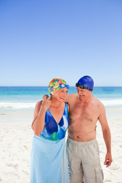 Glückliche ältere Paare auf dem Strand