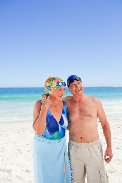 Glückliche ältere Paare auf dem Strand