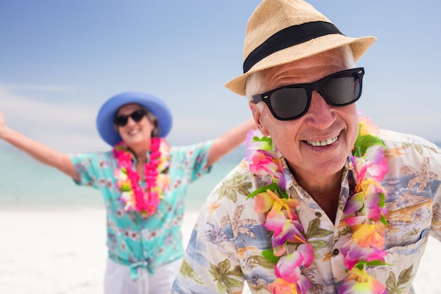 Glückliche ältere Paare, die Spaß zusammen auf dem Strand haben