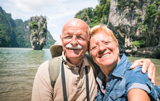 Glückliche ältere Paare im Ruhestand, die herum Reise selfie in Thailand nehmen