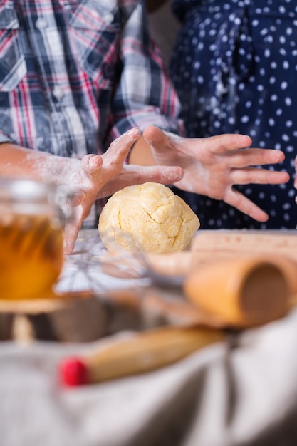 Glückliche ältere reife Frau, Großmutter und kleiner Junge, Enkel kochen, Teig kneten, Kuchen backen, Kuchen, Kekse. Familienzeit in der gemütlichen Küche. Herbstaktivität zu Hause.