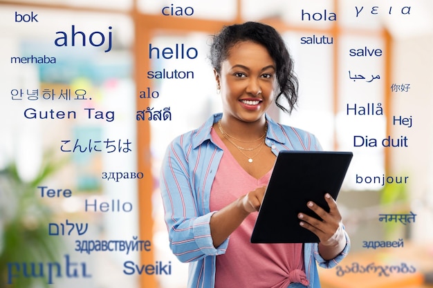 Foto glückliche afrikanisch-amerikanische frau mit tablet pc