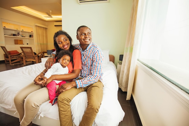 Glückliche afrikanische Familie auf dem Sofa